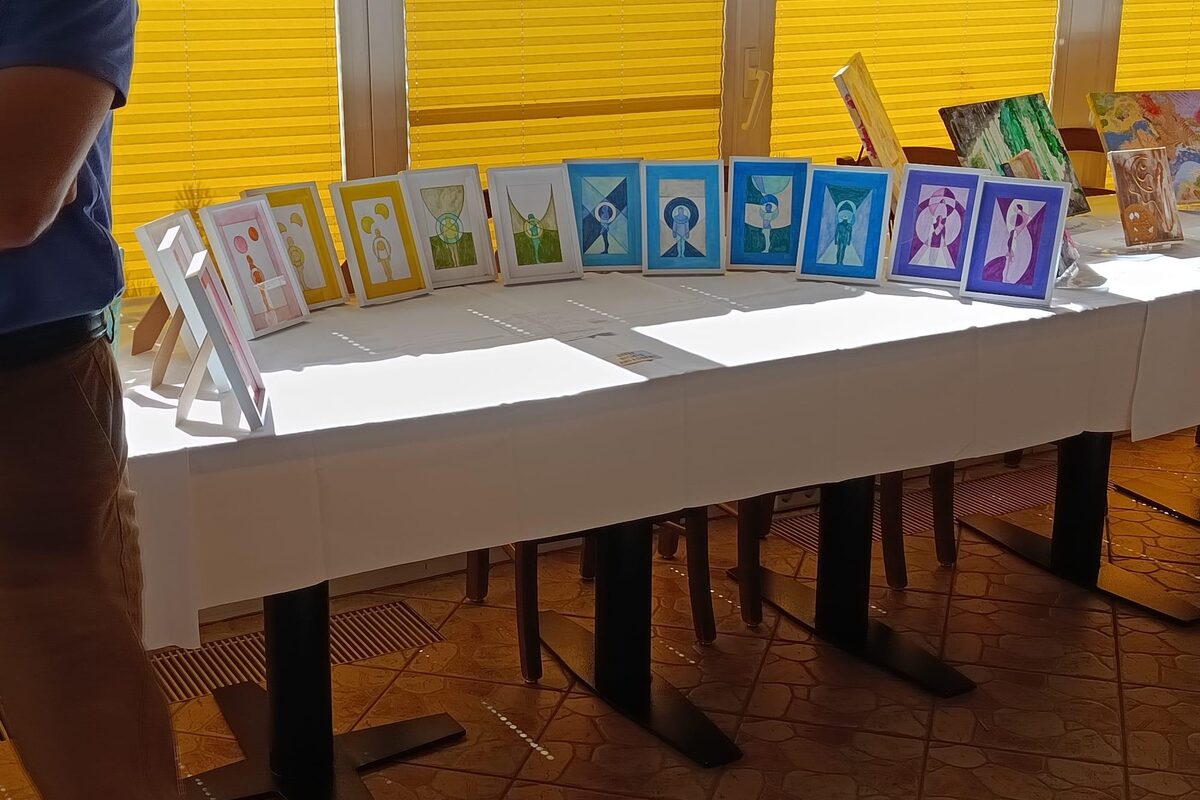 Besucherinnen und Besucher der ersten Vernissage von Aniko Heuert in Seiffen, August 2026