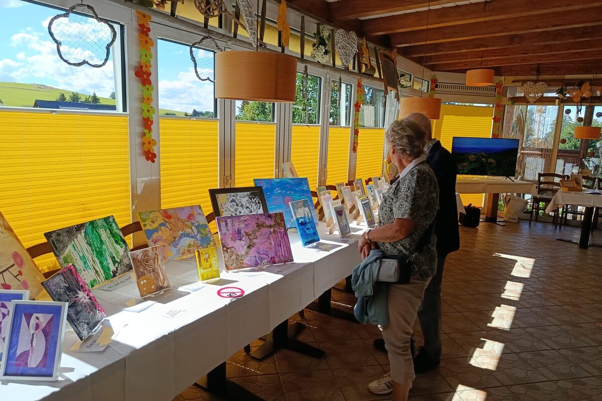 Besucherinnen und Besucher der ersten Vernissage von Aniko Heuert in Seiffen, August 2026