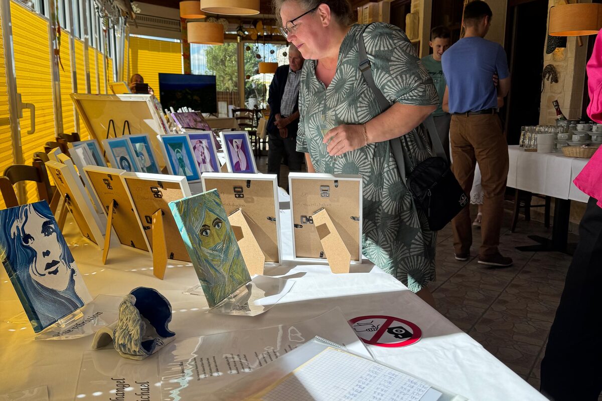 Besucherinnen und Besucher der ersten Vernissage von Aniko Heuert in Seiffen, August 2026