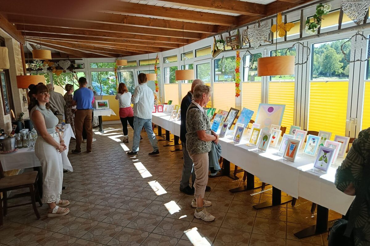 Besucherinnen und Besucher der ersten Vernissage von Aniko Heuert in Seiffen, August 2026