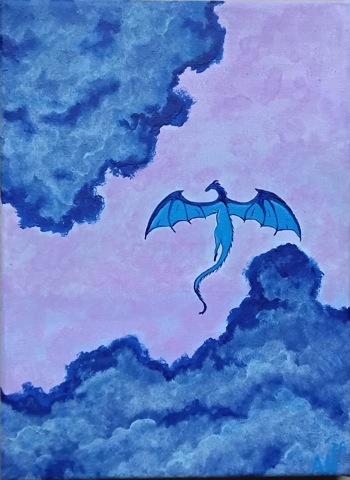 Ein blauer Drache fliegt zwischen tiefblauen, aufgetürmten Wolken durch einen lavendelfarbenen Himmel.