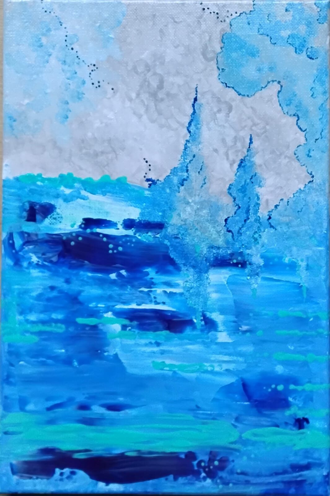 Blaue Abstraktion in Acryl: tiefblaue und türkisfarbene horizontale Pinselzüge, darüber ein heller, silbrig schimmernder Himmel mit herablaufender Farbe.